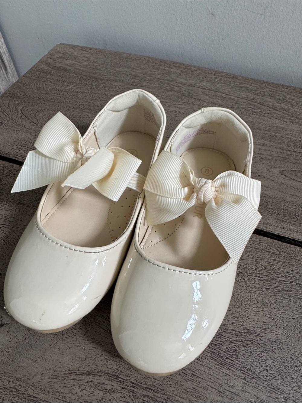 L'Amour Girls Patent Mary Jane Shoes with Bow - Cream